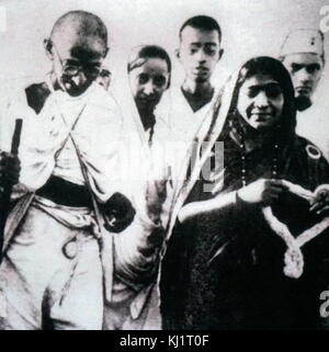 Il Mahatma Gandhi con Sarojini Naidu, durante un sale marzo nel 1930. Sarojini Naidu (1879-1949), servito come il primo governatore delle Province Unite di Agra e Oudh. Foto Stock