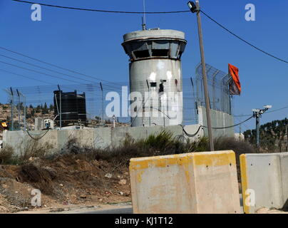 Israele torre di guardia, protezioni la zona intorno a un insediamento arabo nei territori occupati palestinesi, Cisgiordania intorno a Gerusalemme. Foto Stock