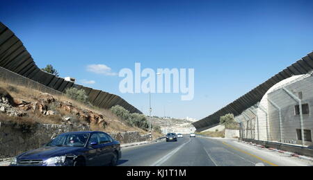 Muro di sicurezza costruito da Israele per separare l'ebraico e palestinese le aree lungo i percorsi chiave attraverso la Cisgiordania occupata della Palestina Foto Stock