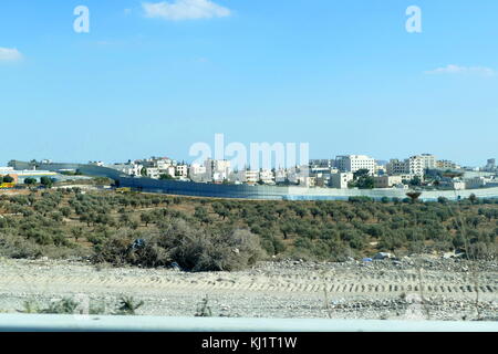 Muro di sicurezza costruito da Israele per separare l'ebraico e palestinese le aree lungo i percorsi chiave attraverso la Cisgiordania occupata della Palestina Foto Stock