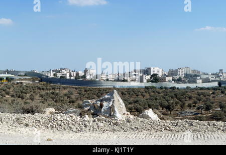 Muro di sicurezza costruito da Israele per separare l'ebraico e palestinese le aree lungo i percorsi chiave attraverso la Cisgiordania occupata della Palestina Foto Stock