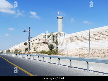 Muro di sicurezza costruito da Israele per separare l'ebraico e palestinese le aree lungo i percorsi chiave attraverso la Cisgiordania occupata della Palestina Foto Stock