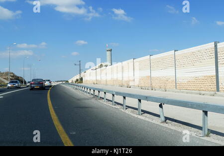 Muro di sicurezza costruito da Israele per separare l'ebraico e palestinese le aree lungo i percorsi chiave attraverso la Cisgiordania occupata della Palestina Foto Stock