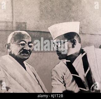 Il Mahatma Gandhi (sinistra), attivista per indipendenza indiana, parla di Subhas Chandra Bose, in Haripura durante la riunione annuale del Congresso Nazionale Indiano trattenuta lì nel 1938. Foto Stock