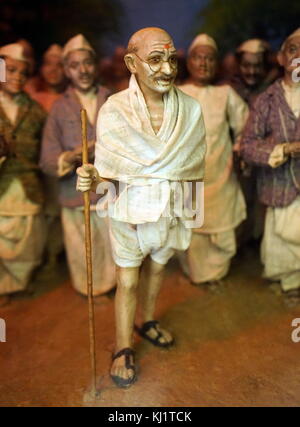 Modello che mostra il Mahatma Gandhi che portano il sale Dandi Marzo 1930. Il sale marzo, noto anche come il Dandi Marzo ed il Dandi Satyagraha, è stato un atto di sulla disobbedienza civile in India coloniale iniziata da Mohandas Karamchand Gandhi per produrre il sale dal mare del villaggio costiero di Dandi, come era la pratica del popolino locale fino a quando i funzionari britannici ha introdotto la tassazione sulla produzione di sale, ritenuto loro mare-sale in attività di bonifica illegale, e poi ripetutamente usato forza per fermarlo. I 24 giorni di marzo ha cominciato a decorrere dal 12 marzo 1930 e continuato fino al 6 aprile 1930 come una azione diretta Foto Stock