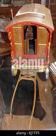 Gypsy Caravan nella forma di una casa delle bambole giocattolo 1975 Foto Stock