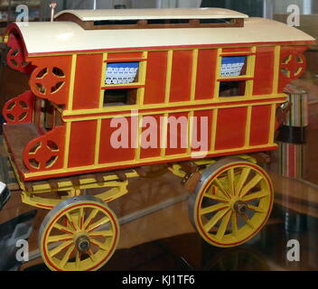 Gypsy Caravan nella forma di una casa delle bambole giocattolo 1975 Foto Stock