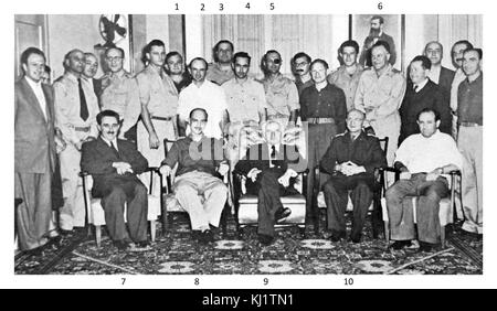 Fotografia del Primo Ministro David Ben-Gurion (1886-1973) incontro con i leader militari. In data xx secolo Foto Stock