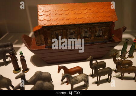 Statuine di legno utilizzati per ricreare la storia dell'Arca di Noè. Gli animali sono mostrati qui in coppie pronte a bordo dell'arca. Datata del XIX secolo Foto Stock