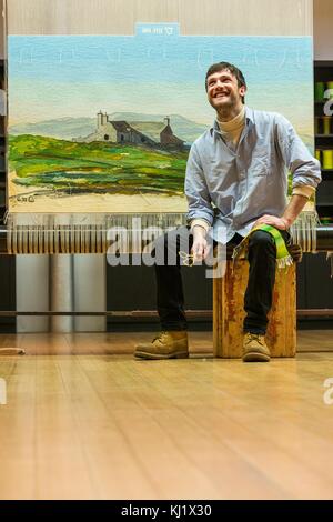 Edinburgh, Regno Unito . Xx novembre, 2017.dovecot studios tagliato dal telaio un nuovo arazzo da Sua Altezza Reale il Principe Carlo, duca di rothesay tessuta da apprendista weaver ben hymers come il progetto definitivo nei suoi tre anni di apprendistato dovecot. L'arazzo cottage abbandonato sull'isola di stroma, caithness verrà quindi visualizzato sulla tappezzeria dovecotõs studio visualizzazione di balcone dal venerdì 24 novembre come parte di una mostra per evidenziare benõs apprendistato. Il completamento della tappezzeria, che ha avuto ben hymers otto mesi a tessere, raffigura un acquerello di sua Altezza reale dipinto in Scozia. cr Foto Stock