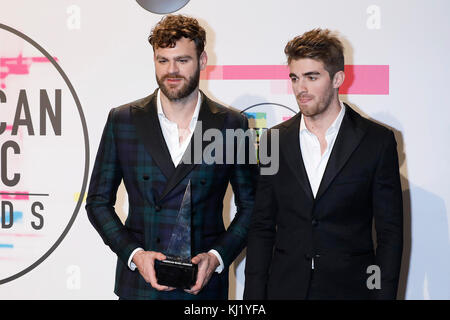 Los ANGELES, CA - 19 NOVEMBRE: Alex Pall (L) e Andrew Taggart dei Chainsmokers sono presenti nella sala stampa all'American Music Awards 2017 presso il Microsoft Theatre il 19 novembre 2017 a Los Angeles, California, USA Credit: JOHN RASIMUS/MEDIAPUNCH ***FRANCIA, SVEZIA, NORVEGIA, DENARK, FINLANDIA, STATI UNITI, REPUBBLICA CECA, SOLO SUD AMERICA*** Foto Stock