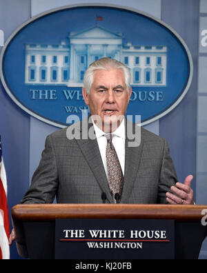 Il Segretario di Stato degli Stati Uniti Rex Tillerson risponde alle domande del reporter nella Briefing Room della Casa Bianca di Brady Press a Washington, DC lunedì 20 novembre 2017. Il segretario Tillerson ha posto domande sulla nuova designazione della Corea del Nord come sponsor statale del terrorismo, annunciata dal presidente Donald J. Trump all’inizio della giornata. Credito: Ron Sachs/CNP /MediaPunch Foto Stock