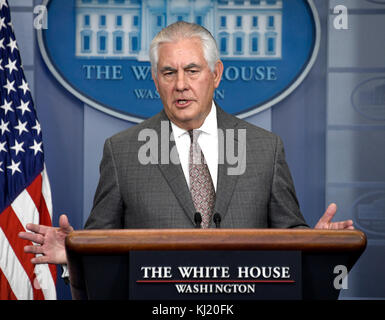 Il Segretario di Stato degli Stati Uniti Rex Tillerson risponde alle domande del reporter nella Briefing Room della Casa Bianca di Brady Press a Washington, DC lunedì 20 novembre 2017. Il segretario Tillerson ha posto domande sulla nuova designazione della Corea del Nord come sponsor statale del terrorismo, annunciata dal presidente Donald J. Trump all’inizio della giornata. Credito: Ron Sachs/CNP /MediaPunch Foto Stock