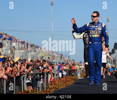 Homestead, Fla, STATI UNITI D'AMERICA. Xix Nov, 2017. Kyle Busch, driver del (18) M&M's caramello Toyota, onde la folla durante il pre-gara cerimonie del XIX annuale EcoBoost Ford 400 - Monster Energy NASCAR Cup Series - gara di campionato al Homestead-Miami Speedway a Homestead, Fla. Mario Houben/CSM/Alamy Live News Foto Stock