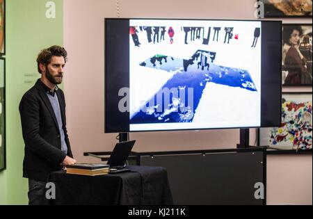 Monaco, Baviera, Germania. 20 novembre 2017. Jonas Bendiksen è un fotografo norvegese che ha iniziato a lavorare con Magnum Photo Agency all'età di 19 anni. Da allora ha pubblicato il libro satelliti (2006) e i luoghi in cui viviamo (2008). L'agenzia Magnum Photos di fama internazionale ha organizzato il suo primo evento presso il Kunstfoyer di Monaco con il tema "autenticità nella pubblicità". Gli ospiti includono i fotografi Magnum Thomas Dworzak, Newsha Tavakolian, Jonas Bendiksen e Dominik Wichmann dell'agenzia pubblicitaria Looping Group. Crediti: ZUMA Press, Inc./Alamy Live News Foto Stock