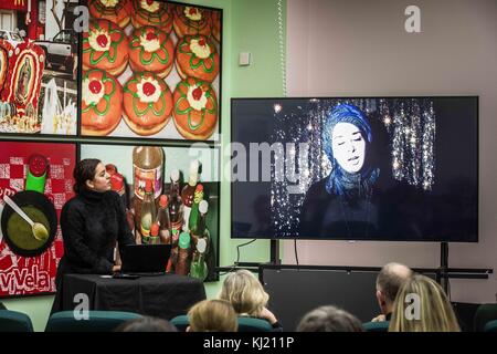Monaco, Baviera, Germania. 20 novembre 2017. Newsha Tavakolian è una fotografa iraniana che ha iniziato a lavorare per la Iranian Press all'età di 16 anni. Successivamente è diventata la persona più giovane a coprire la rivolta studentesca del 1999. L'agenzia Magnum Photos di fama internazionale ha organizzato il suo primo evento presso il Kunstfoyer di Monaco con il tema "autenticità nella pubblicità". Gli ospiti includono i fotografi Magnum Thomas Dworzak, Newsha Tavakolian, Jonas Bendiksen e Dominik Wichmann dell'agenzia pubblicitaria Looping Group. Crediti: ZUMA Press, Inc./Alamy Live News Foto Stock
