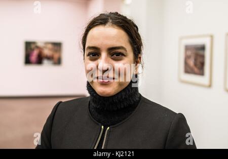 Monaco di Baviera, Germania. Xx nov, 2017. newsha tavakolian è un fotografo iraniano che ha iniziato a lavorare per la stampa iraniana all'età di 16. Ella divenne successivamente la persona più giovane a coprire la rivolta degli studenti del 1999. l'internazionalmente famosa agenzia Magnum Photos ha organizzato il suo primo evento a Monaco di Baviera kunstfoyer con l'argomento 'autenticità nella pubblicità''. Gli ospiti includono fotografi di Magnum Thomas Dworzak, newsha tavakolian, Jonas Bendiksen ha, come pure dominik wichmann del gruppo loop agenzia pubblicitaria. Credito: zuma press, inc./alamy live news Foto Stock