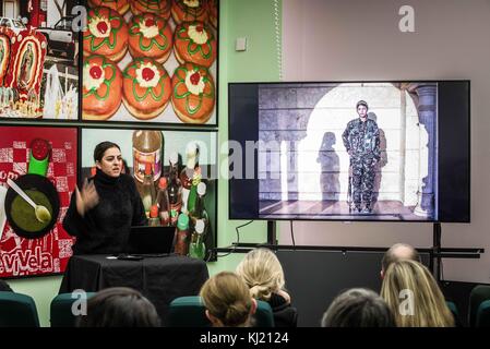 Monaco, Baviera, Germania. 20 novembre 2017. Newsha Tavakolian è una fotografa iraniana che ha iniziato a lavorare per la Iranian Press all'età di 16 anni. Successivamente è diventata la persona più giovane a coprire la rivolta studentesca del 1999. L'agenzia Magnum Photos di fama internazionale ha organizzato il suo primo evento presso il Kunstfoyer di Monaco con il tema "autenticità nella pubblicità". Gli ospiti includono i fotografi Magnum Thomas Dworzak, Newsha Tavakolian, Jonas Bendiksen e Dominik Wichmann dell'agenzia pubblicitaria Looping Group. Crediti: ZUMA Press, Inc./Alamy Live News Foto Stock