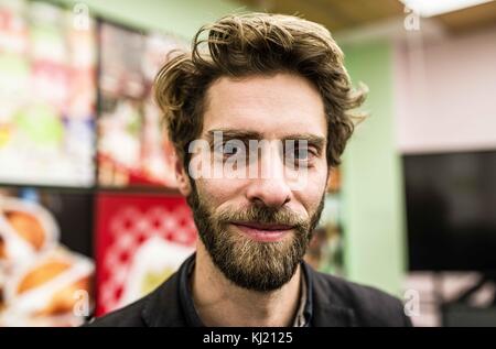 Monaco, Baviera, Germania. 20 novembre 2017. Jonas Bendiksen è un fotografo norvegese che ha iniziato a lavorare con Magnum Photo Agency all'età di 19 anni. Da allora ha pubblicato il libro satelliti (2006) e i luoghi in cui viviamo (2008). L'agenzia Magnum Photos di fama internazionale ha organizzato il suo primo evento presso il Kunstfoyer di Monaco con il tema "autenticità nella pubblicità". Gli ospiti includono i fotografi Magnum Thomas Dworzak, Newsha Tavakolian, Jonas Bendiksen e Dominik Wichmann dell'agenzia pubblicitaria Looping Group. Crediti: ZUMA Press, Inc./Alamy Live News Foto Stock