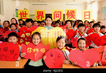 Shijiazhuang, Shijiazhuang, Cina. 20 novembre 2017. Shijiazhuang, CINA-20 novembre 2017: (SOLO PER USO EDITORIALE. CHINA OUT). Gli alunni inviano biglietti d'auguri al loro insegnante in una scuola elementare a Shijiazhuang, nella provincia di Hebei, nella Cina settentrionale, il 20 novembre 2017, in occasione della giornata mondiale del saluto che si terrà il 21 novembre. Crediti: SIPA Asia/ZUMA Wire/Alamy Live News Foto Stock