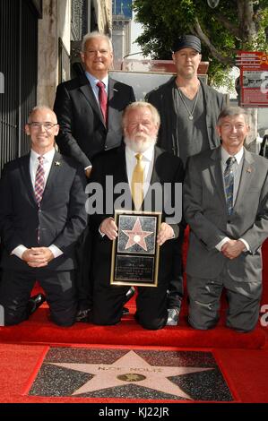 Los Angeles, CA, Stati Uniti d'America. Xx nov, 2017. mitch O'farrell, Jeff zarrinnam, Nick Nolte, GAVIN O CONNOR, leron gubler alla cerimonia di induzione per la stella sulla Hollywood Walk of fame per Nick Nolte, hollywood boulevard, los angeles, ca novembre 20, 2017. Credito: Michael germana/everett raccolta/alamy live news Foto Stock