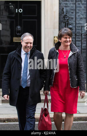 Londra, Regno Unito. 21 novembre, 2017. dup leader arlene Foster e vice leader nigel dodds lasciare 10 Downing Street dopo un incontro con il primo ministro theresa maggio. Foto Stock