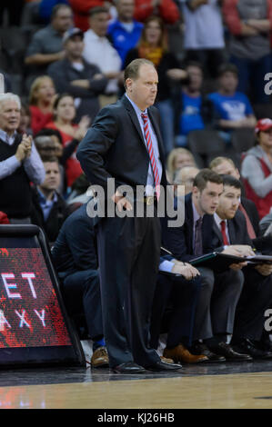 Novembre 20, 2017 - Kansas City, MO. Stati Uniti - Wisconsin Badgers head coach Greg Gard in azione durante la Hall of Fame Classic di pallacanestro degli uomini di gioco tra Baylor orsi e Wisconsin Badgers presso il centro di Sprint in Kansas City, MO..Frequenza: 10243.Baylor ha vinto 70-65.Jimmy Rash/Cal Sport Media Foto Stock