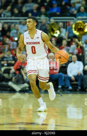 Novembre 20, 2017 - Kansas City, MO. Stati Uniti - Wisconsin Badgers guard D'Mitrik Trice #0 in azione durante la Hall of Fame Classic di pallacanestro degli uomini di gioco tra Baylor orsi e Wisconsin Badgers presso il centro di Sprint in Kansas City, MO..Frequenza: 10243.Baylor ha vinto 70-65.Jimmy Rash/Cal Sport Media Foto Stock