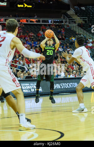 Novembre 20, 2017 - Kansas City, MO. Stati Uniti - Baylor Bears guard Manu Lecomte #20 in azione durante la Hall of Fame Classic di pallacanestro degli uomini di gioco tra Baylor orsi e Wisconsin Badgers presso il centro di Sprint in Kansas City, MO..Frequenza: 10243.Baylor ha vinto 70-65.Jimmy Rash/Cal Sport Media Foto Stock