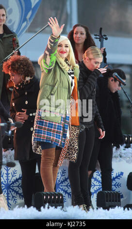 New York, NY, Stati Uniti. 21st novembre 2017. Gwen Stefani prova e rifa il suo segmento di performance Macy's Day Parade 2017 al Bryant Park di New York il 21 novembre 2017. Credito: Rw/Media Punch/Alamy Live News Foto Stock