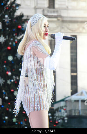 New York, NY, Stati Uniti. 21st novembre 2017. Gwen Stefani prova e rifa il suo segmento di performance Macy's Day Parade 2017 al Bryant Park di New York il 21 novembre 2017. Credito: Rw/Media Punch/Alamy Live News Foto Stock