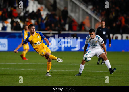 Dani Ceballos (24) del Real Madrid in player. Nuno Morais (26) Bologna il lettore. UCL Champions League tra Bologna vs Real Madrid al GSP stadium di Nicosia, Cipro, Novembre 21, 2017 . Credito: Gtres Información más Comuniación on line, S.L./Alamy Live News Foto Stock