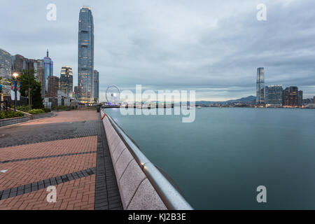 Tramonto sul porto Victoria lungomare in Isola di Hong Kong per il distretto centrale con il suo famoso skyline e kowloon sulla destra in Hong Kon Foto Stock