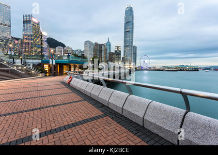 Tramonto sul porto Victoria lungomare in Isola di Hong Kong per il distretto centrale con il suo famoso skyline di Hong Kong, Cina sar. lunga exposu Foto Stock