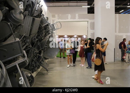 Istanbul, Turchia - 17 settembre 2017: persone visitano la dodicesima edizione di Istanbul contemporanea. Foto Stock