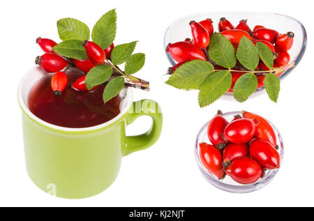 Set di cinorrodi sulla tazza con il tè caldo in ciotole in vetro. rosa canina. gruppo di bella rossa di roveti con foglie verdi. isolato su sfondo bianco. Foto Stock