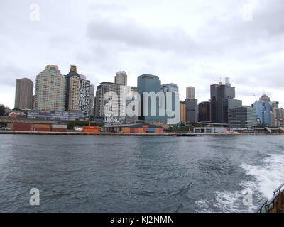 Un moderno paesaggio urbano di Sydney, Australia, che mostra il suo skyline e le sue caratteristiche urbane. Foto Stock