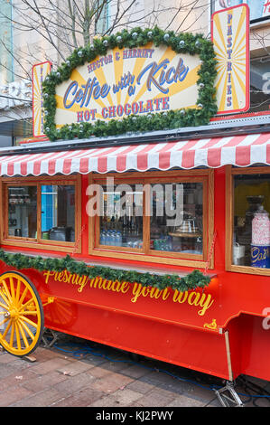 Glasgow, Regno Unito - 15 novembre 2017 - uno stallo di vendita di alimenti e bevande su un mercato di Natale Foto Stock