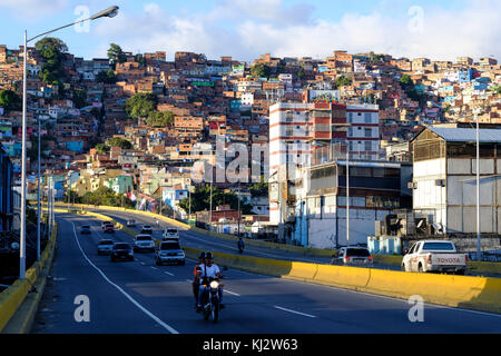 Venezuela, Santiago de Leon de Caracas: Guzmán‡n Blanco bidonville in città alta e la strada Foto Stock