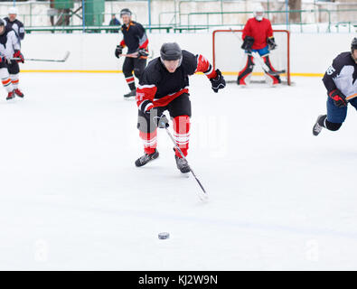 Hockey su ghiaccio pattinatore con bastoncino in contrattacco. Foto Stock