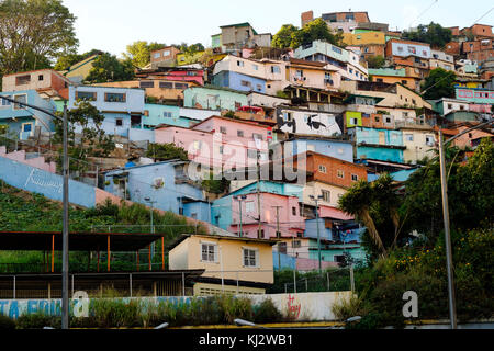 Venezuela, Santiago de Len de Caracas: bidonville in città alta con un murale raffigurante "gli occhi di Hugo Chavez", campagna di manifesti utilizzati da Madur Foto Stock