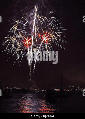 Fuochi d'artificio su San Diego Bay sul quarto di luglio Foto Stock