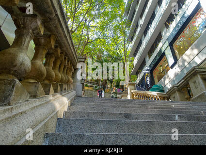 Hong Kong, Cina - 26 gennaio 2017: persone non identificate passeggiata all interno di un parco nella foresta di Hong Kong, Cina Foto Stock