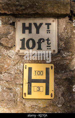 Vecchia originale e moderna sostituzione giorno idrante di fuoco segni su una parete in Barnard Castle, North East England, Regno Unito Foto Stock