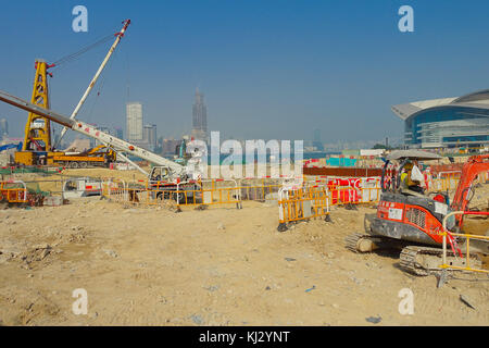 Hong Kong, Cina - 26 gennaio 2017:sito in costruzione del molo, con diverse macchine in una giornata di sole, a Hong Kong, Cina Foto Stock