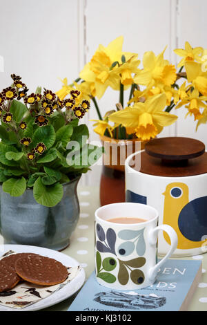 Il tè del pomeriggio e i biscotti in una soleggiata primavera home Foto Stock