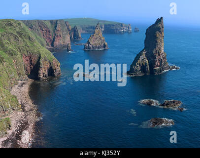 Duncansby pile, pinnacoli di roccia a sud di testa duncansby vicino a John O' semole, caithness, highland, Highlands scozzesi, Scotland, Regno Unito Foto Stock
