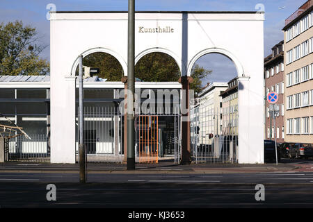 Darmstadt, Germania - 31 ottobre 2017: il cancello di ingresso sagomata della Kunsthalle di Darmstadt un edificio delle esposizioni su ottobre 31, 2017 a Darmstadt. Foto Stock