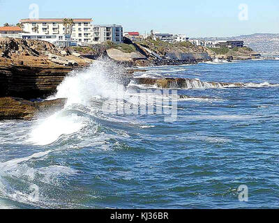 Onde sulla costa dell'oceano Foto Stock