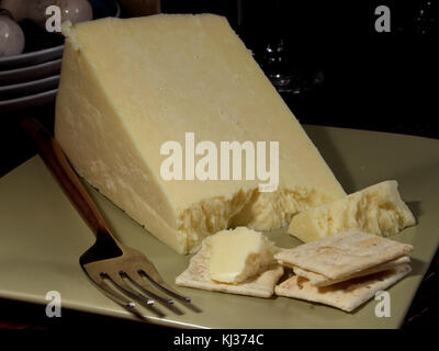 Il Caerphilly è un formaggio tradizionale gallese noto per la sua consistenza friabile e il sapore delicato, spesso usato nella cucina gallese e gustato come spuntino o in cucina. Foto Stock